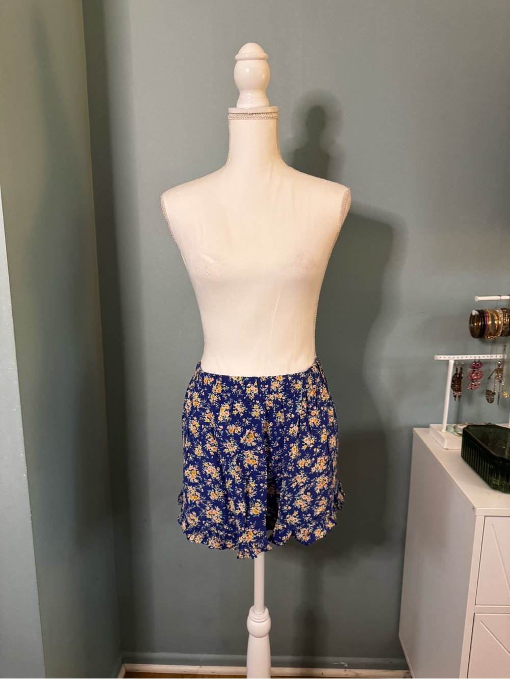 American Eagle Outfitters Blue Floral Pull On Ruffle Shorts Medium
